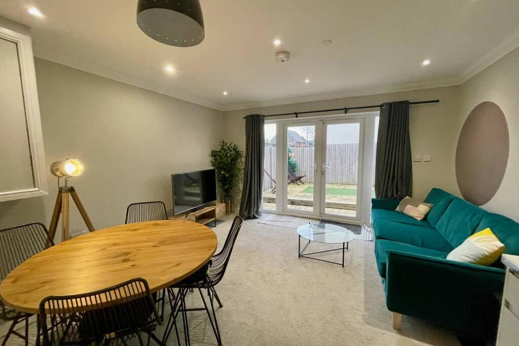 Stylish Modern Two Bedroom Apartment With Garden Cardiff Exterior photo