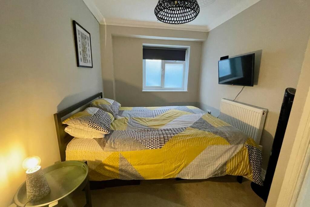 Stylish Modern Two Bedroom Apartment With Garden Cardiff Exterior photo