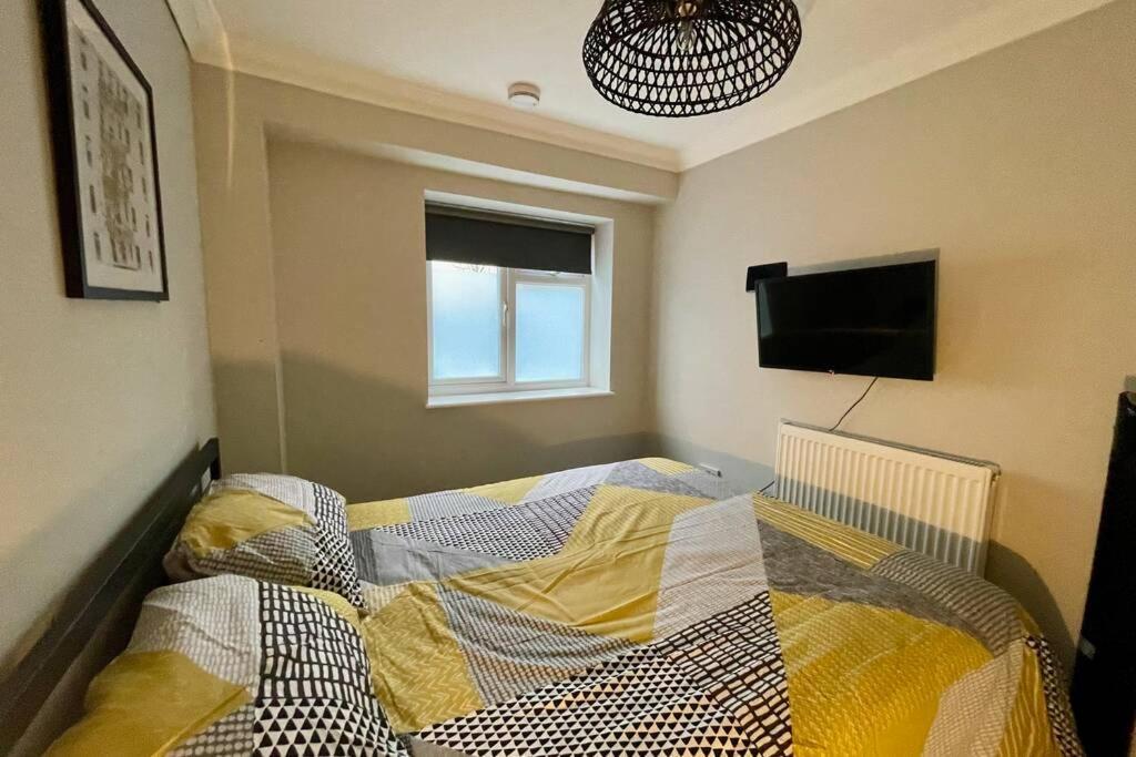Stylish Modern Two Bedroom Apartment With Garden Cardiff Exterior photo