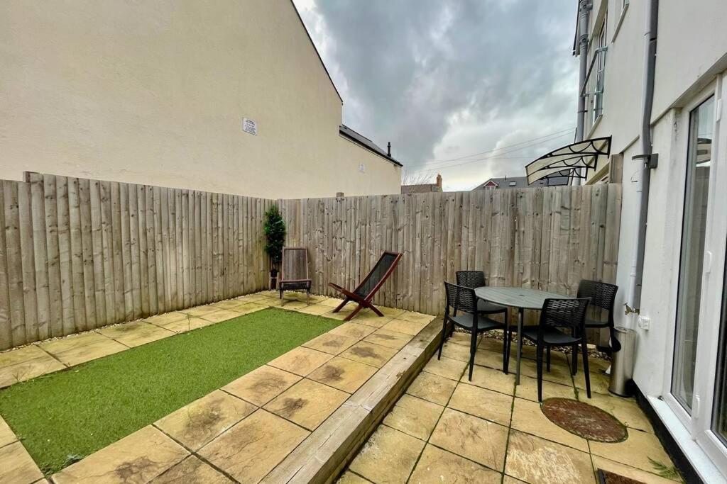 Stylish Modern Two Bedroom Apartment With Garden Cardiff Exterior photo
