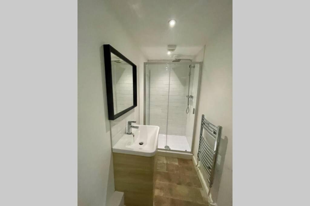 Stylish Modern Two Bedroom Apartment With Garden Cardiff Exterior photo